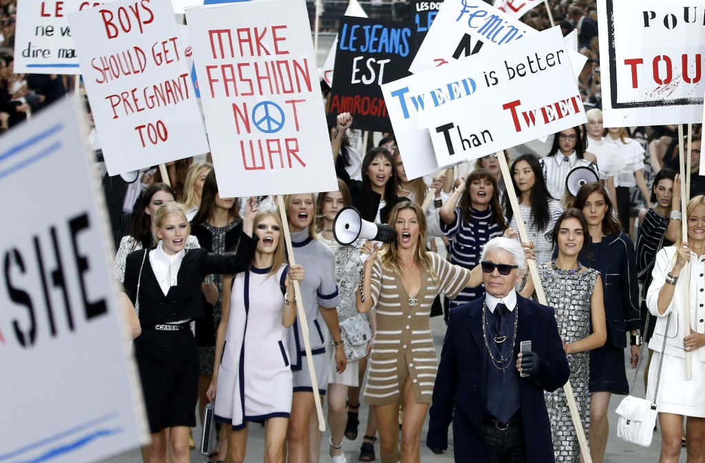 epa04424073 German designer Karl Lagerfeld (R), Brazilian model Gisele Bundchen (back C) and models take to the catwalk after presenting the Spring/Summer 2015 Ready to Wear collection for Chanel during the Paris Fashion Week, in Paris, France, 30 September 2014. The presentation of the Women's collections runs from 23 September to 01 October. EPA/CHRISTOPHE KARABA ** Usable by LA, CT and MoD ONLY **
