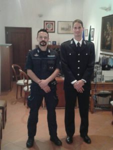 Lorenzo Bruttini (a destra) assieme al vice commissario Massimo Carollo