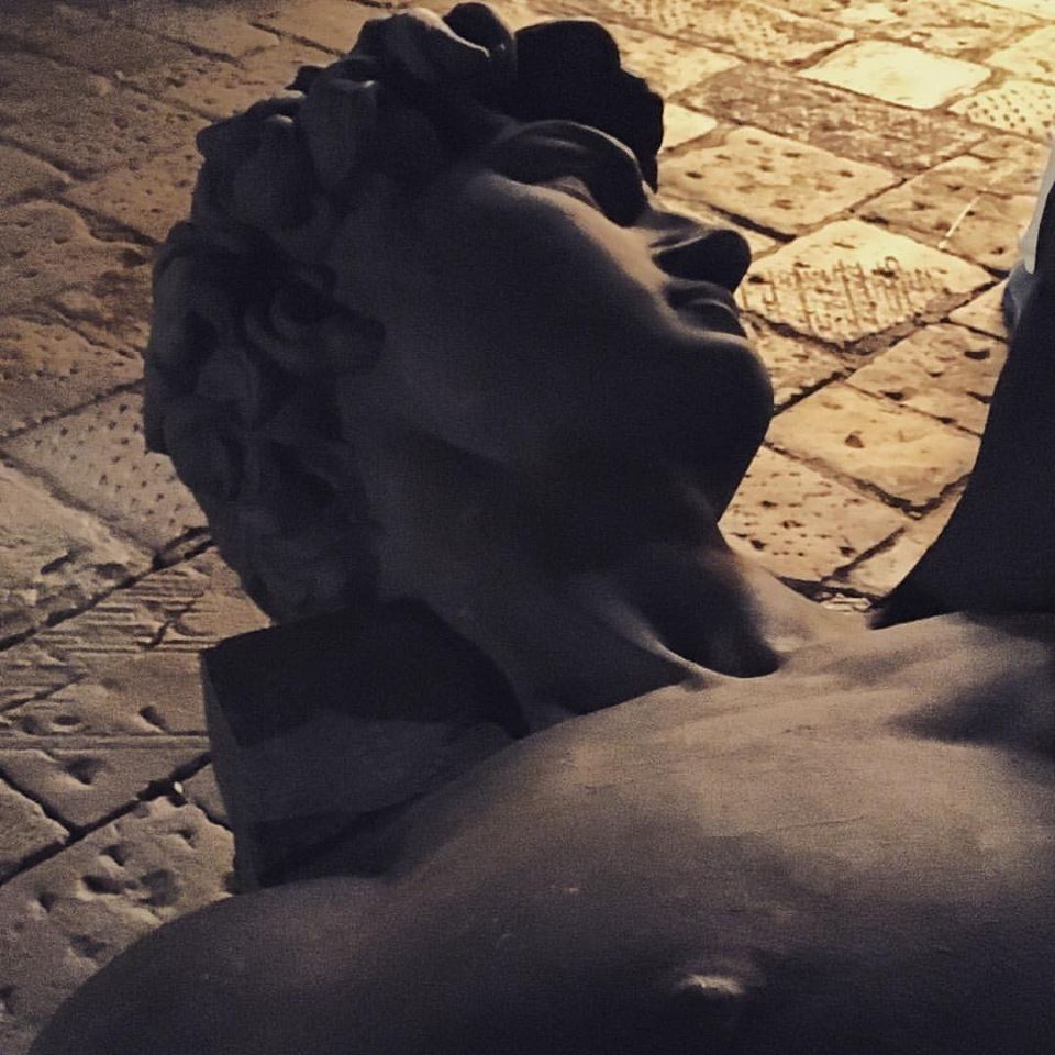 il David nero in Piazza della Repubblica a Firenze