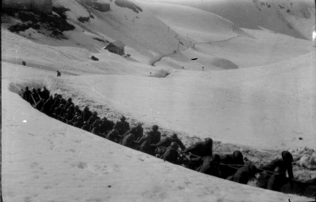 fig-6-fabio-bargagli-petrucci-alpini-e-artiglieri-trainano-unartiglieria-1918