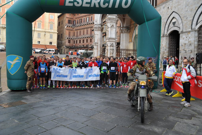 4 partenza Maratona Siena - al centro Sindaco di Siena e C.te 186 rgt.