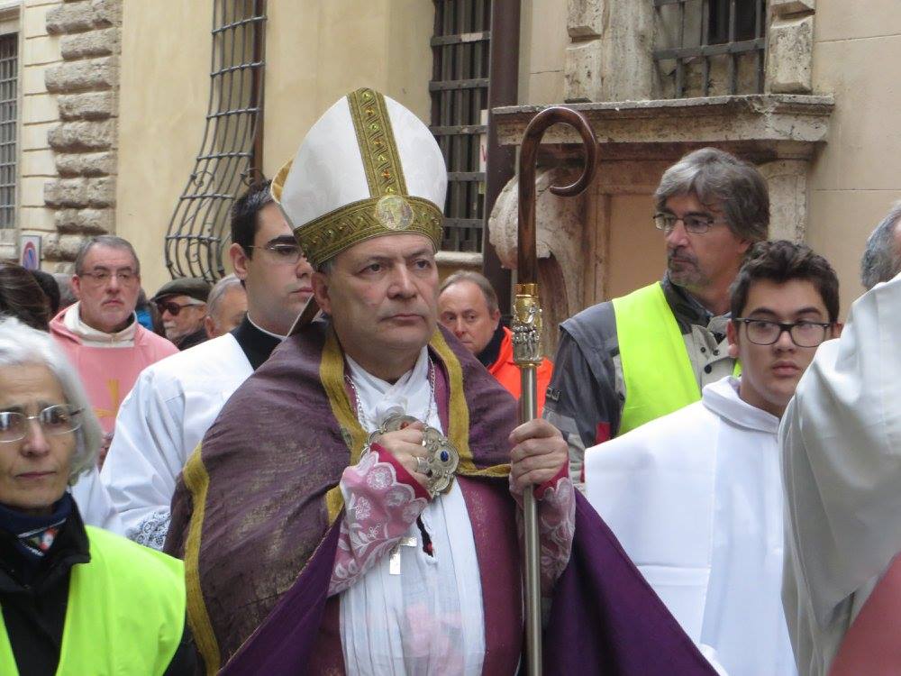 vescovo processione