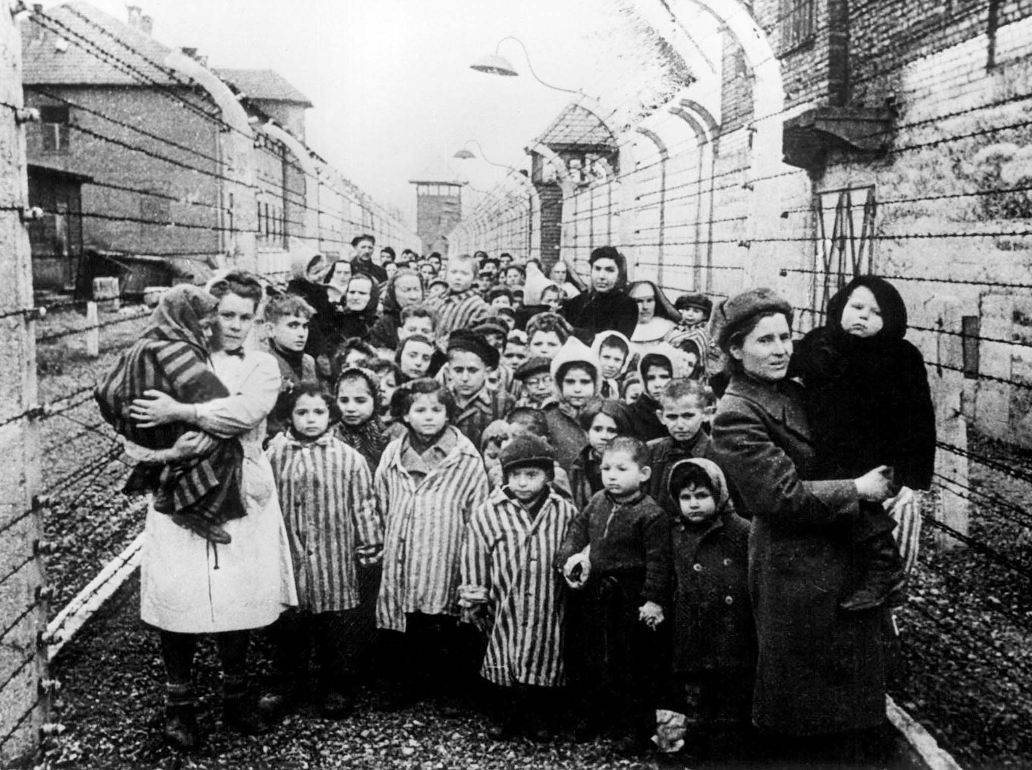 WAS02:GERMANY-DEUTSCHE-AUSCHWITZ,4FEB99 - FILE PHOTO 27JAN45 - Survivors of Auschwitz are shown during the first hours of the concentration camp's liberation by soldiers of the Soviet army, January 27, 1945. Manfred Pohl, a Deutsche Bank historian, said February 4 that Germany's largest bank, Deutsche Bank AG, lent funds to firms involved in the building of the World War Two camp. An estimated 1.5 million people were killed in the camp during World War Two. (B&W ONLY, NO SALES, NO ARCHIVES, ONLINES OUT, ONE TIME EDITORIAL USE WITHIN 90 DAYS OF TRANSMISSION) hb/Photo by B. Fishman-Corbis-Bettmann REUTERS