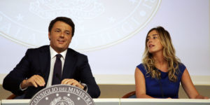 Il premier Matteo Renzi (a sinistra) e il ministro per le riforme costituzionali Maria Elena Boschi (a destra)