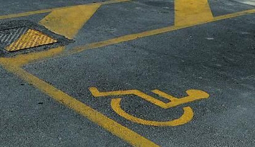 il-parcheggio-per-gli-invalidi-e-occupato-arrivano-i-carabinieri-560feab73d64c3