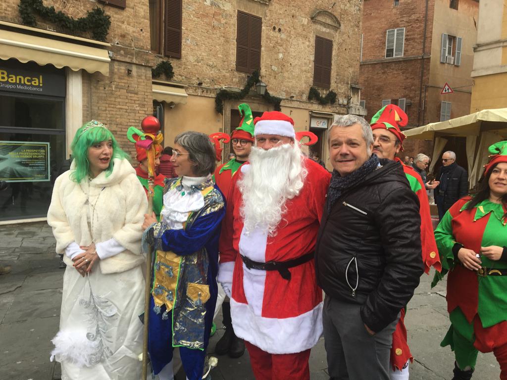 Immagini Di Natale Babbo.Tra Elfi Fate E Santa Claus Inaugurato Il Villaggio Di Babbo Natale Al Via Le Feste A Siena Siena News